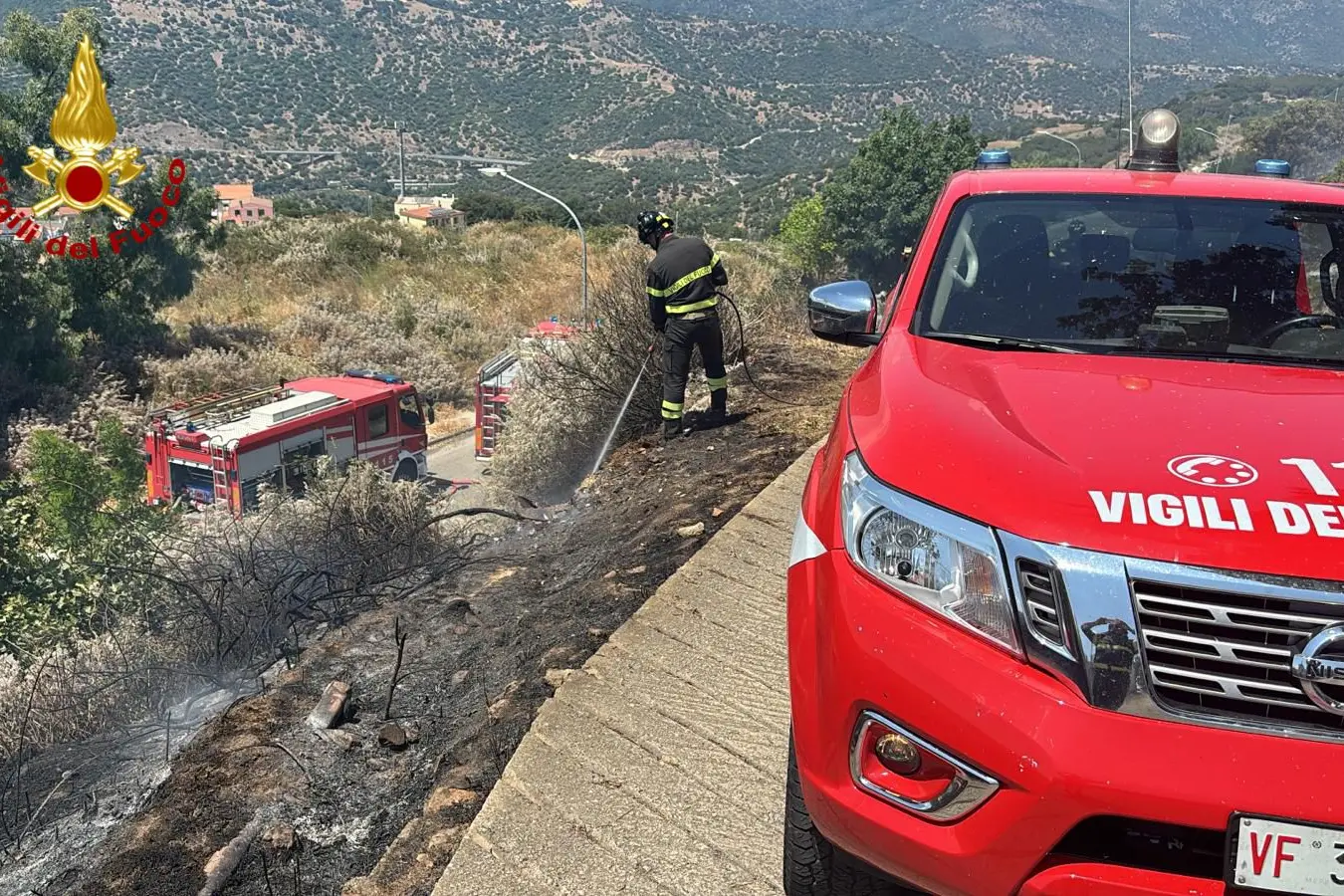 Paura a Nuoro: incendio lambisce abitazioni, interviene l’elicottero
