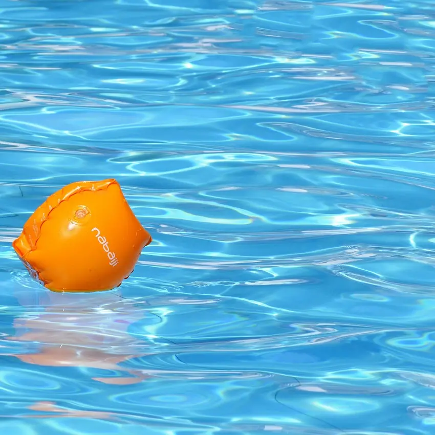 Sfugge al controllo dei genitori e cade in piscina, bimbo di 4 anni gravissimo