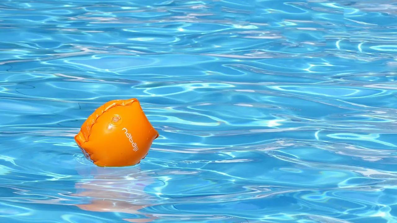 Sfugge al controllo dei genitori e cade in piscina, bimbo di 4 anni gravissimo