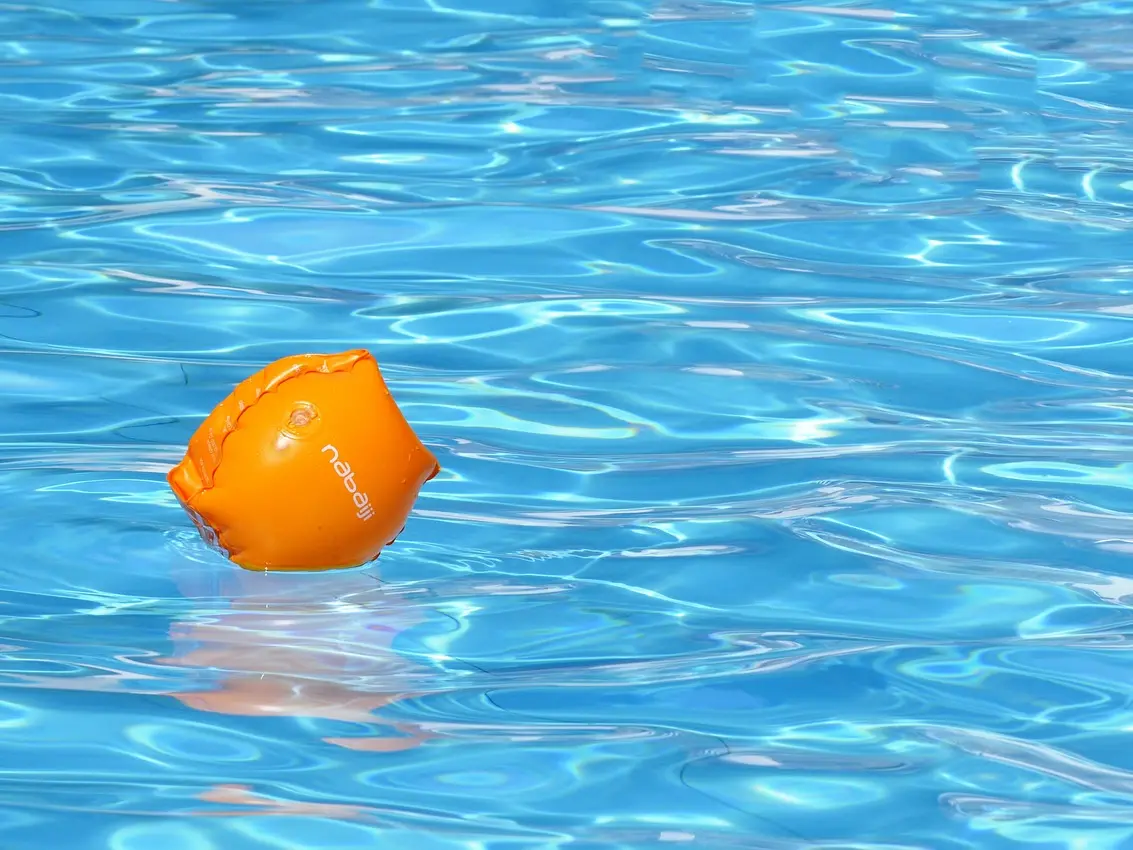 Sfugge al controllo dei genitori e cade in piscina, bimbo di 4 anni gravissimo