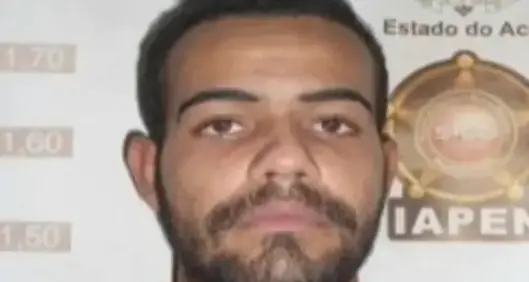 Tenta la fuga dal carcere scavando un tunnel per giorni, ma resta incastrato nel passaggio