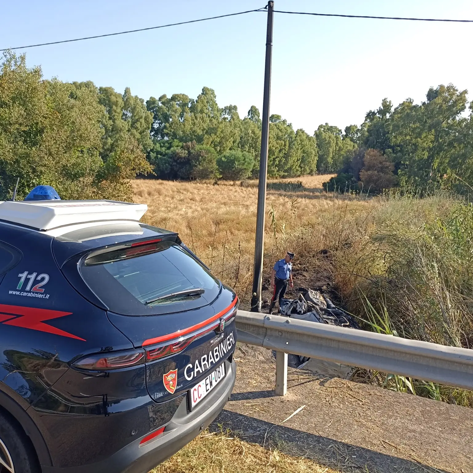 Castiadas. Auto si ribalta per evitare un cinghiale e prende fuoco