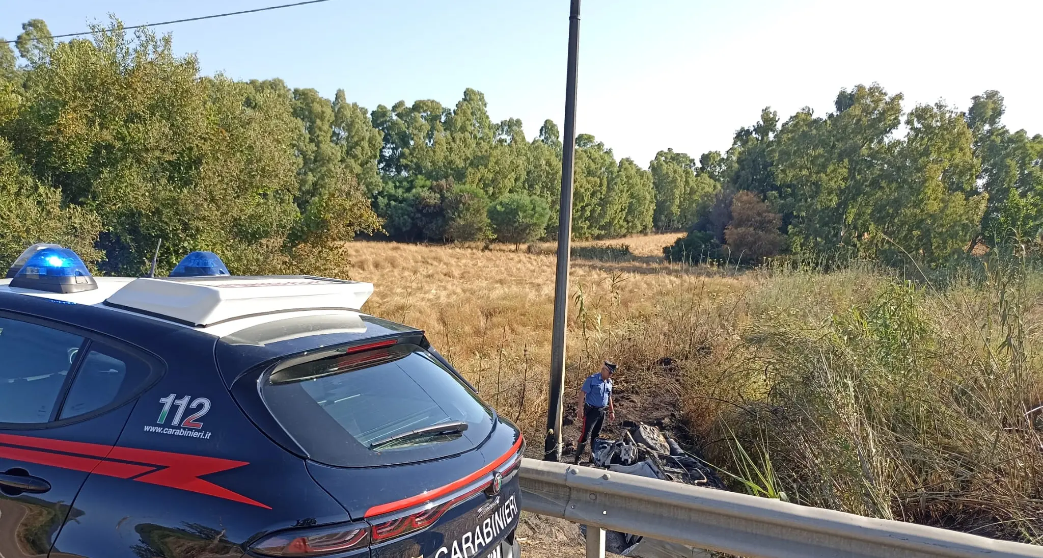 Castiadas. Auto si ribalta per evitare un cinghiale e prende fuoco