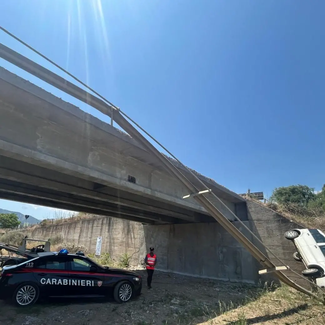 Auto sfonda il guard rail e precipita dal ponte a San Vito: conducente in codice rosso