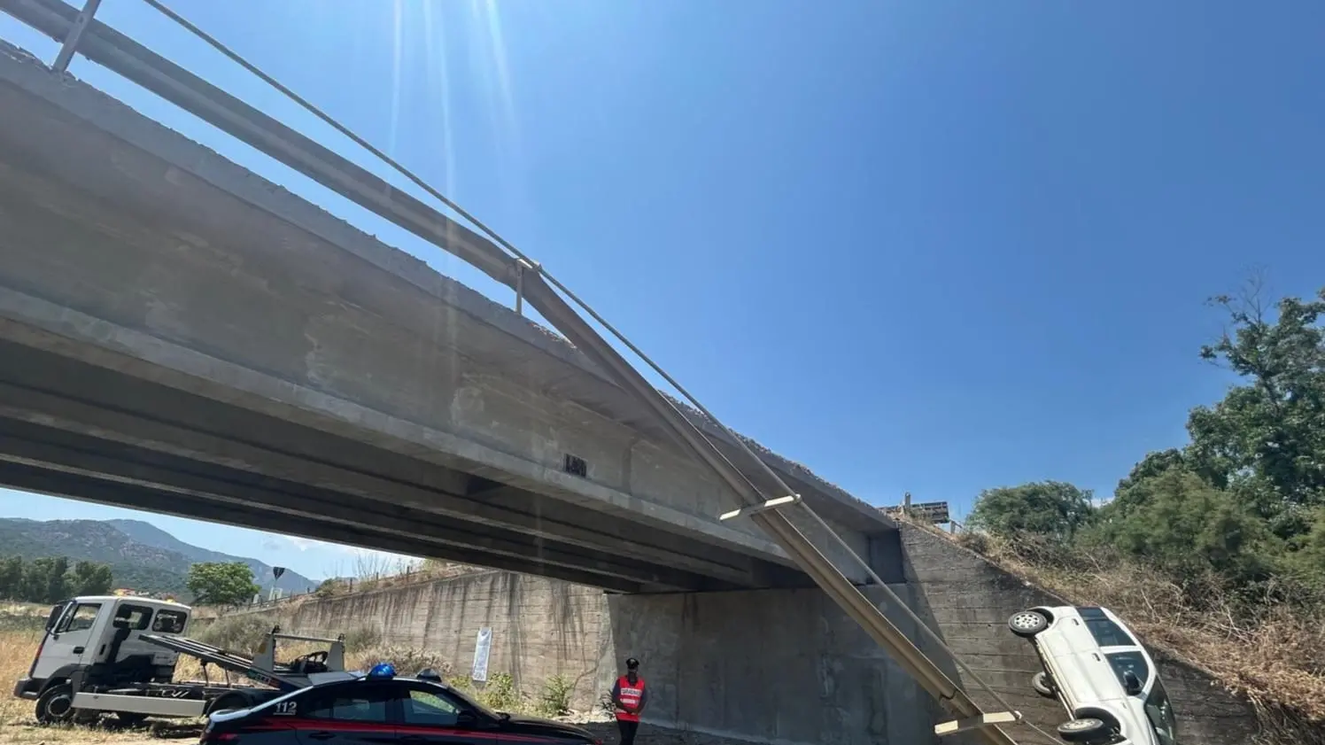 Auto sfonda il guard rail e precipita dal ponte a San Vito: conducente in codice rosso