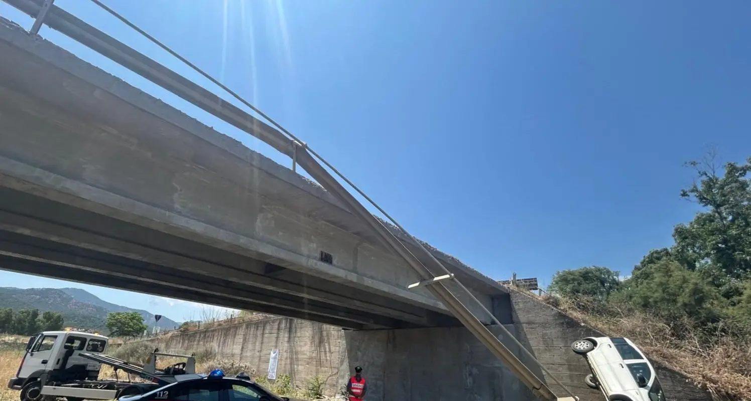 Auto sfonda il guard rail e precipita dal ponte a San Vito: conducente in codice rosso