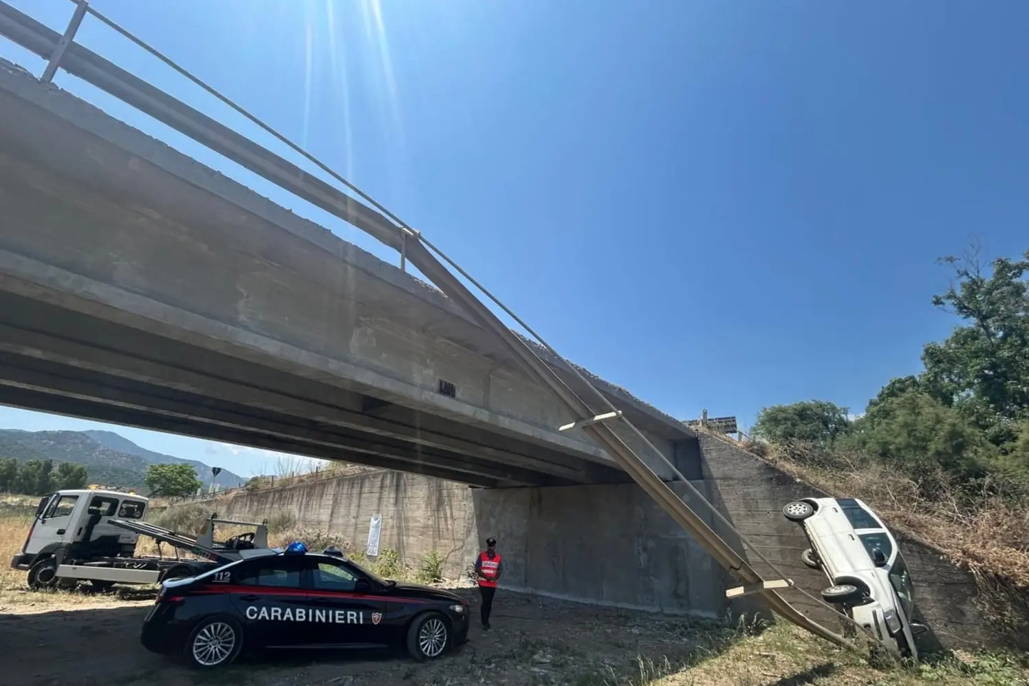 Auto sfonda il guard rail e precipita dal ponte a San Vito: conducente in codice rosso