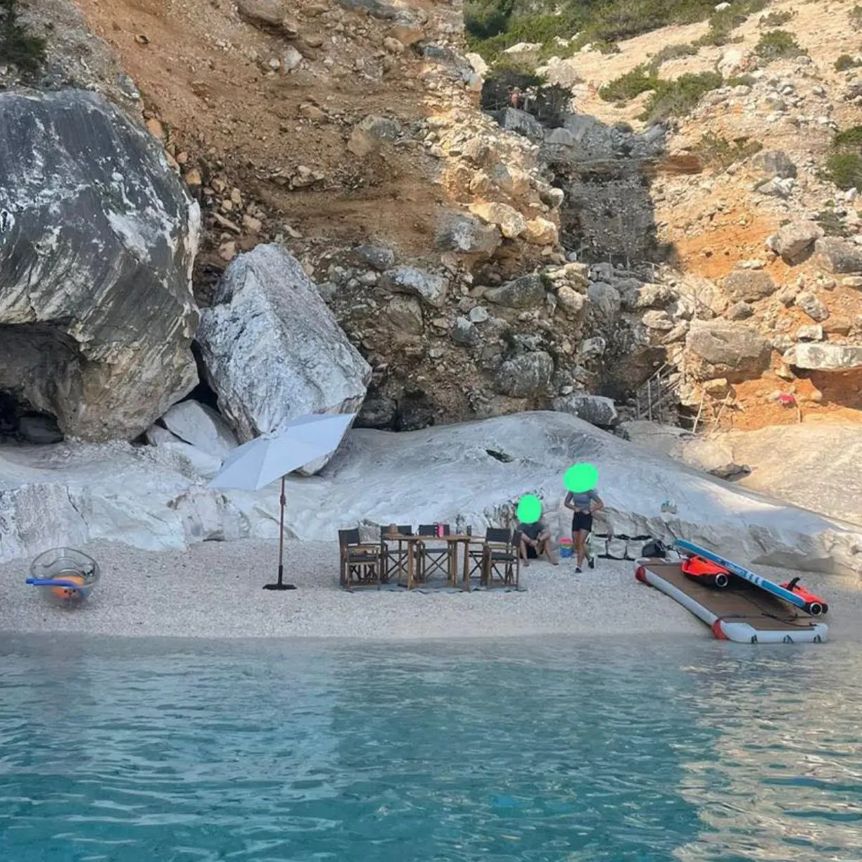 Dallo yacht sbarcano a Goloritzé e occupano la cala: sgomberati dai vigilanti