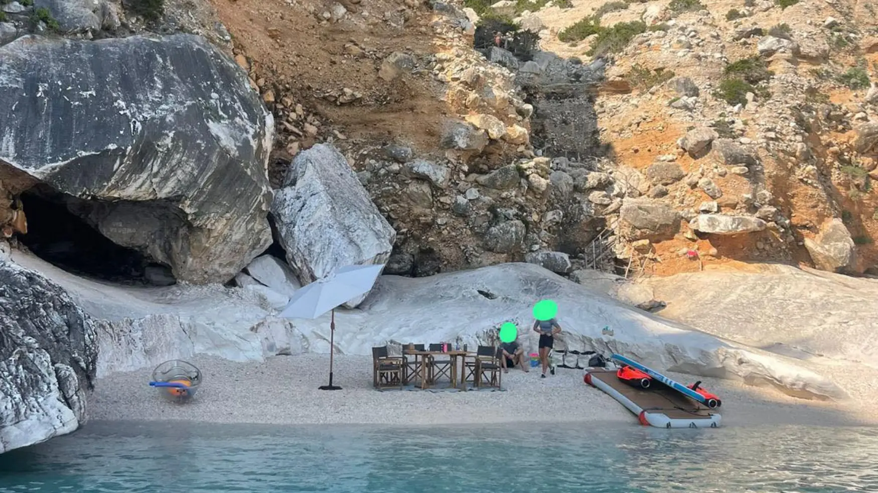 Dallo yacht sbarcano a Goloritzé e occupano la cala: sgomberati dai vigilanti