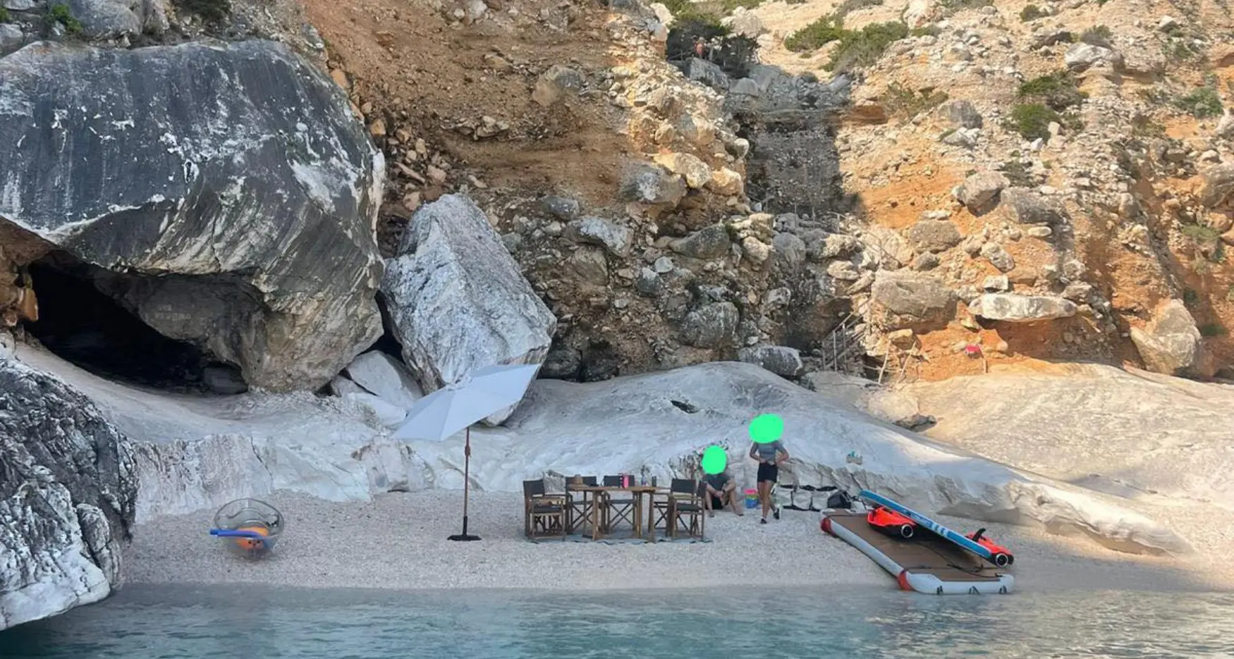 Dallo yacht sbarcano a Goloritzé e occupano la cala: sgomberati dai vigilanti