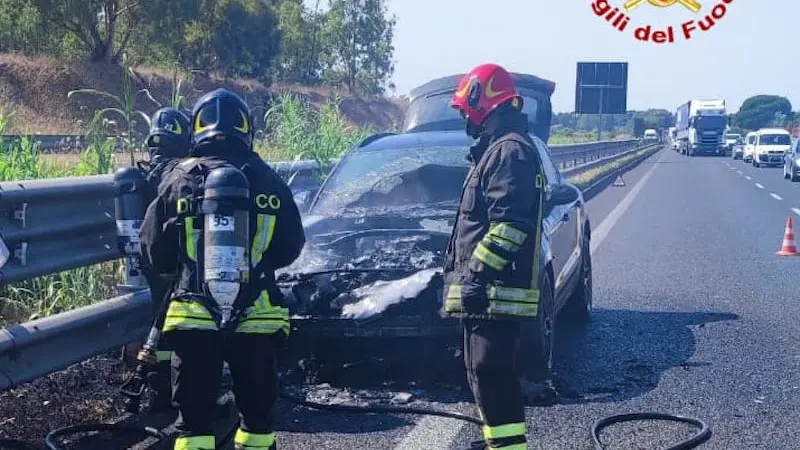 Auto prende fuoco sulla 131, i Vigili del fuoco evitano il peggio