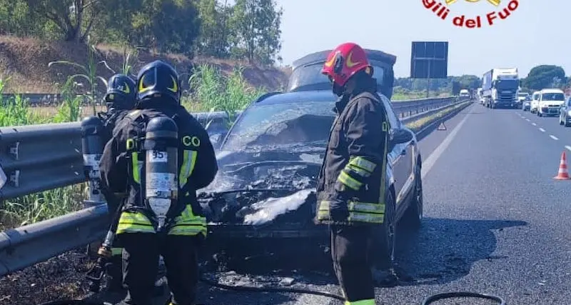 Auto prende fuoco sulla 131, i Vigili del fuoco evitano il peggio