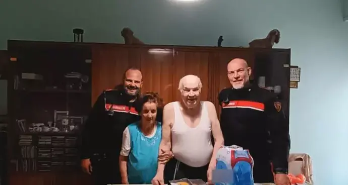\"Abbiamo il frigo vuoto\": carabinieri in moto portano la spesa a casa di due anziani coniugi