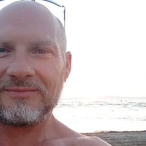 Frammento metallico colpisce un operaio in escavatore: tragedia a Montalcino