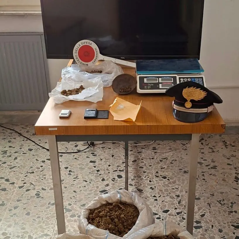 Trovato in possesso di 9 kg di marijuana e merce rubata: allevatore in manette a Sanluri