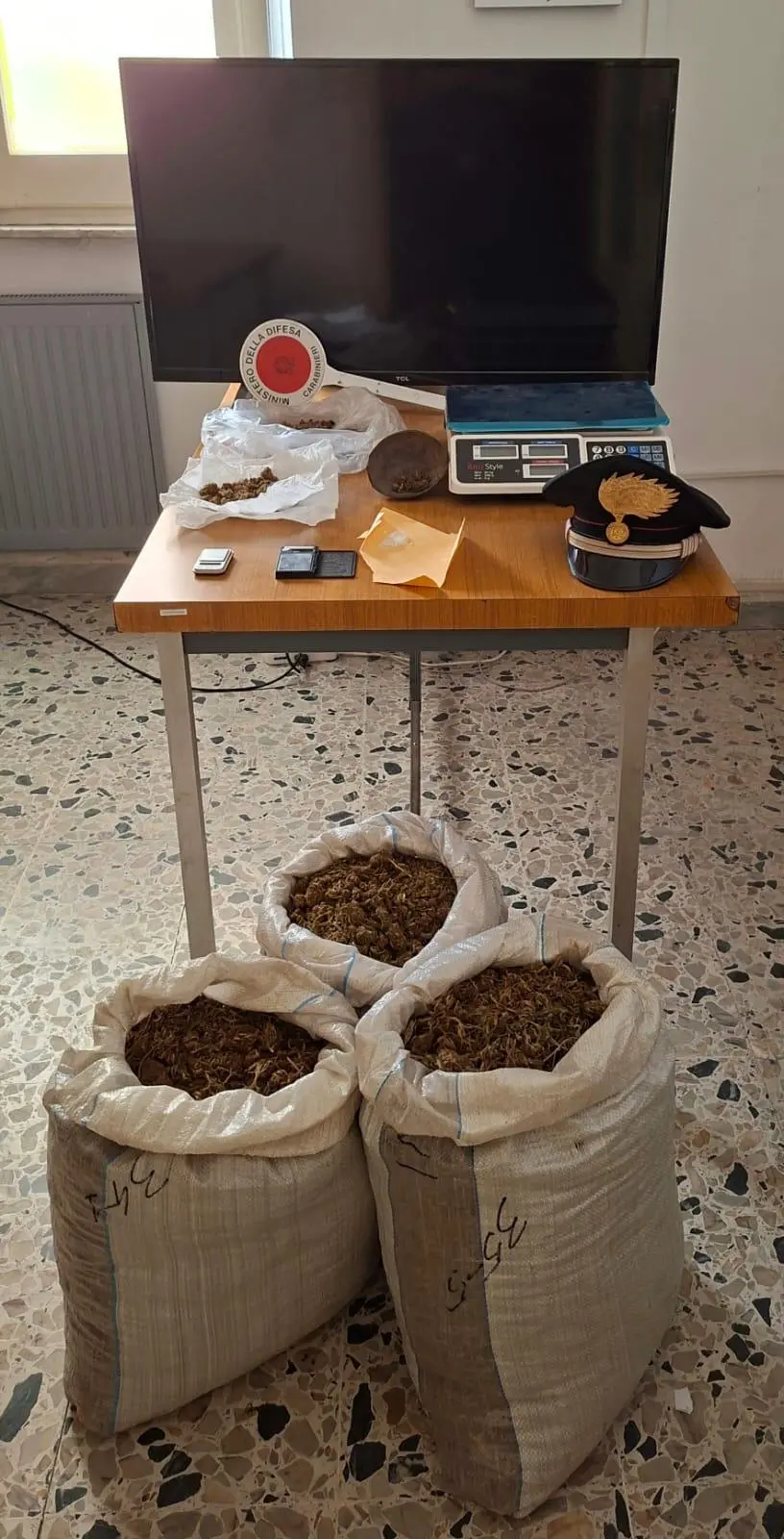 Trovato in possesso di 9 kg di marijuana e merce rubata: allevatore in manette a Sanluri