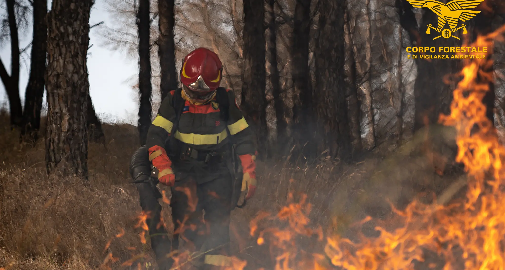 Vasto incendio a Villasor: elicottero in azione in località Cantoniera Sa Doda
