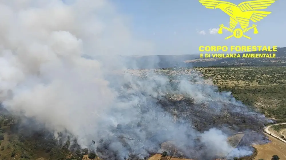 Due vasti incendi in Sardegna: elicotteri e Canadair in azione