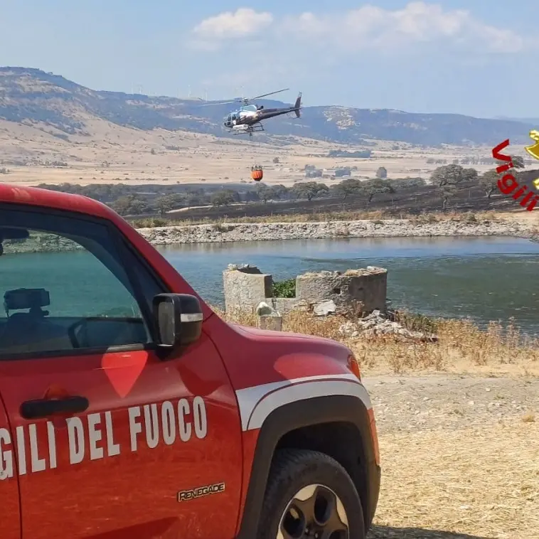 Intervento massiccio per domare l'incendio a Ozieri