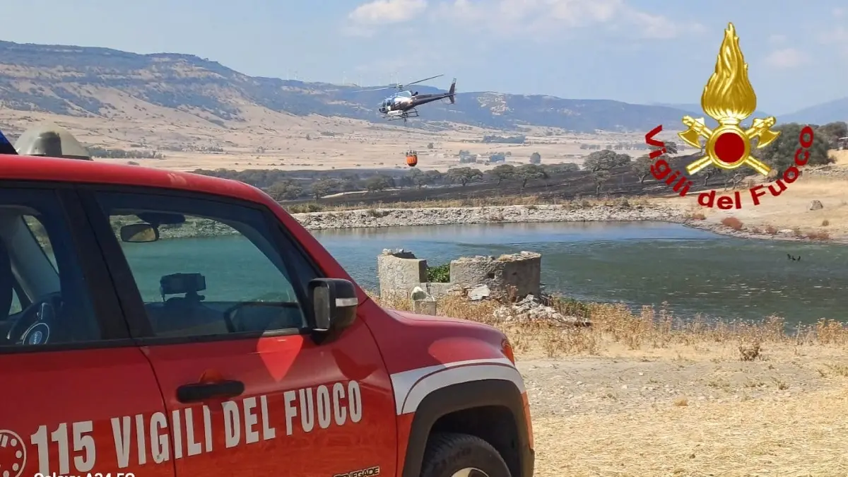 Intervento massiccio per domare l'incendio a Ozieri