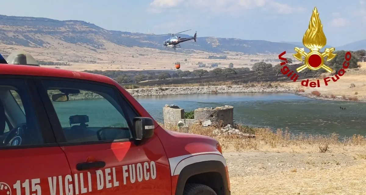 Intervento massiccio per domare l'incendio a Ozieri