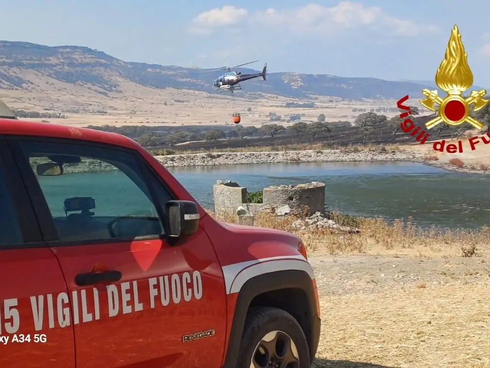Intervento massiccio per domare l'incendio a Ozieri