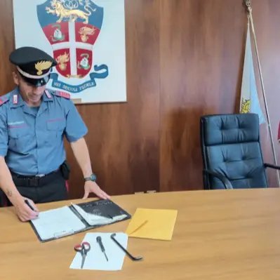 Ladro seriale sorpreso a forzare un'auto a Sassari: arrestato dai carabinieri