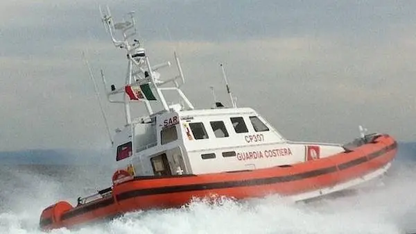Imbarcazioni in acque vietate e stabilimenti non a norma, sanzioni nell’Oristanese