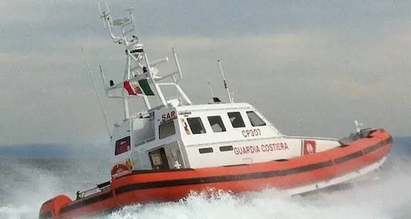 Imbarcazioni in acque vietate e stabilimenti non a norma, sanzioni nell’Oristanese