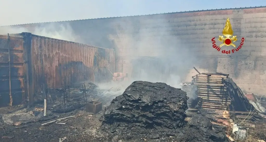 Incendio a Dolianova: fiamme devastano due capannoni nella zona industriale