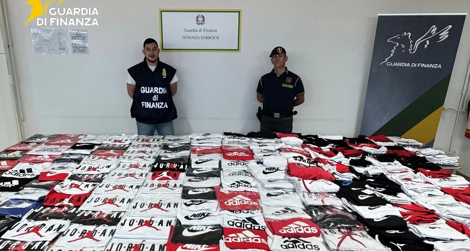 Oltre 200 capi contraffatti sequestrati al mercato di Pula dalla Guardia di Finanza