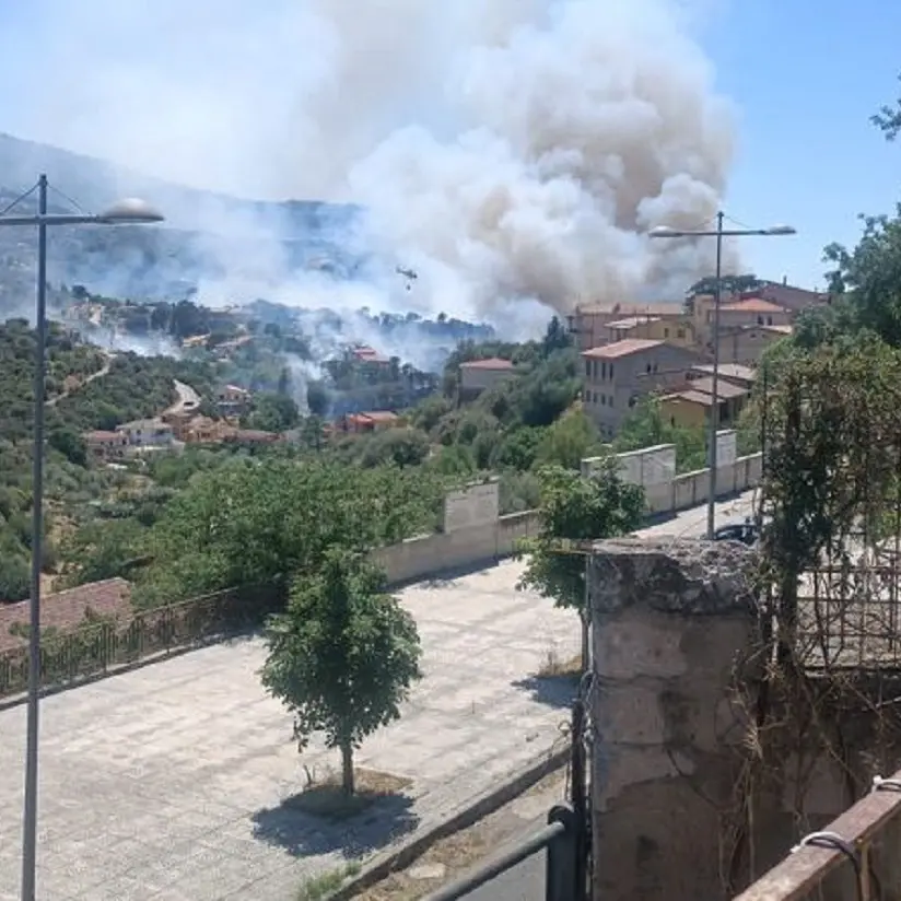 Incendio a Ozieri sotto controllo, danni a case e auto ma nessun ferito