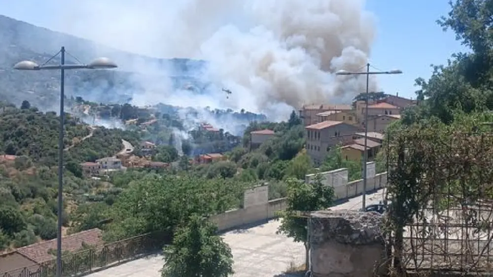 Incendio a Ozieri sotto controllo, danni a case e auto ma nessun ferito