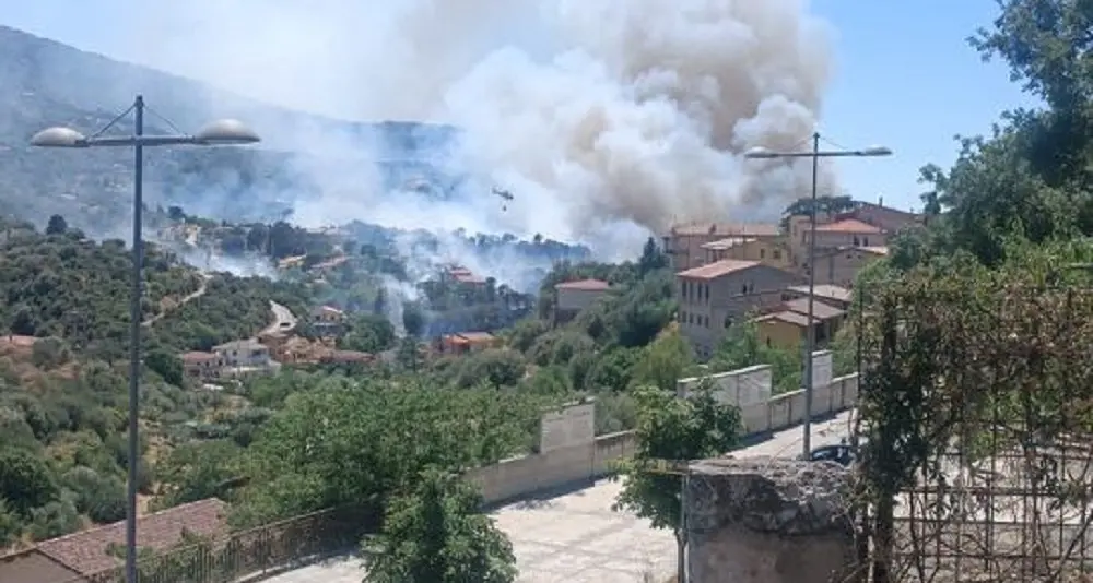 Incendio a Ozieri sotto controllo, danni a case e auto ma nessun ferito