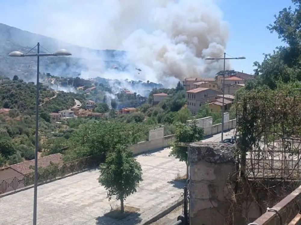 Incendio a Ozieri sotto controllo, danni a case e auto ma nessun ferito