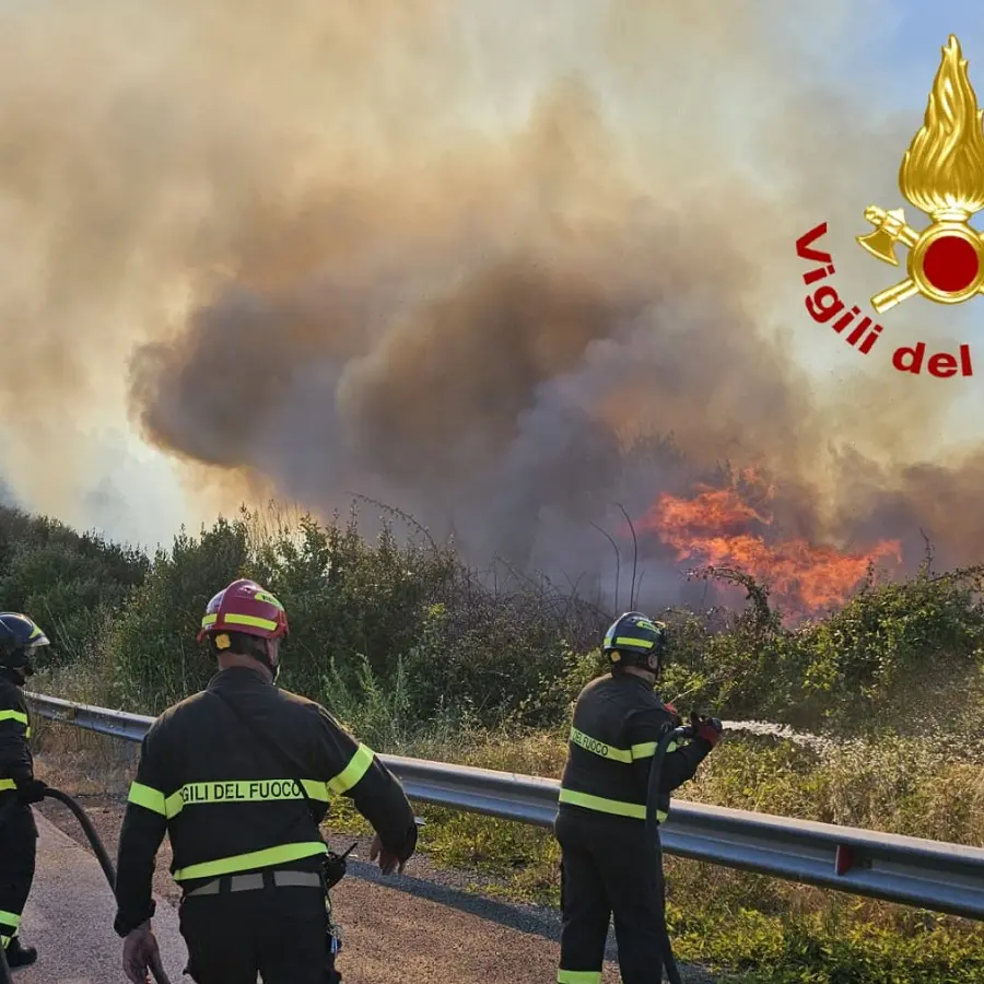 Sardegna, 24 incendi spinti dal vento: chiuso l’aeroporto di Alghero
