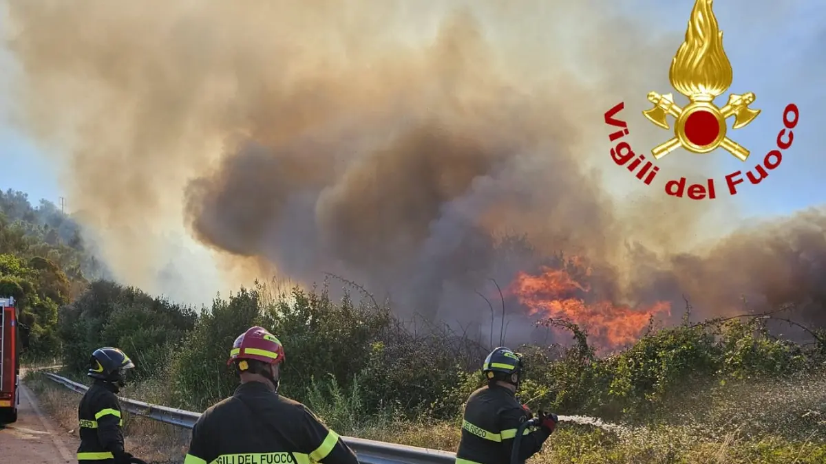 Sardegna, 24 incendi spinti dal vento: chiuso l’aeroporto di Alghero