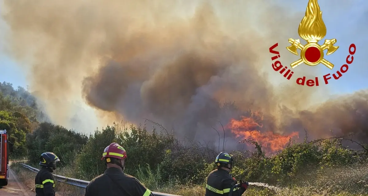 Sardegna, 24 incendi spinti dal vento: chiuso l’aeroporto di Alghero