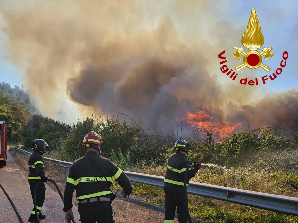 Sardegna, 24 incendi spinti dal vento: chiuso l’aeroporto di Alghero