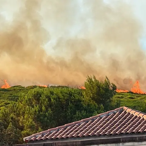 Incendio ad Alghero, il sindaco: \"Evitato il peggio\". Pili critico: \"Canadair da Genova\"