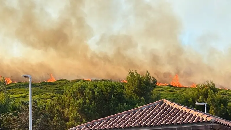 Incendio ad Alghero, il sindaco: \"Evitato il peggio\". Pili critico: \"Canadair da Genova\"