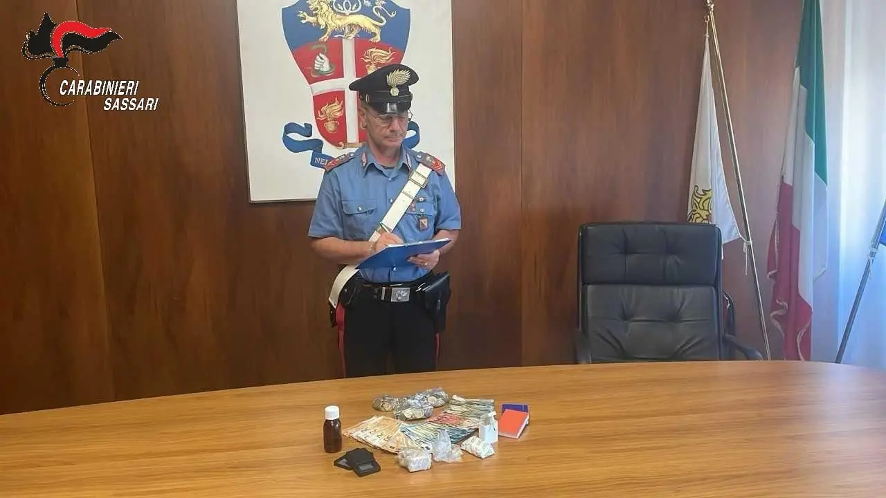 Eroina nascosta in un vaso da giardino, uomo arrestato a Sassari