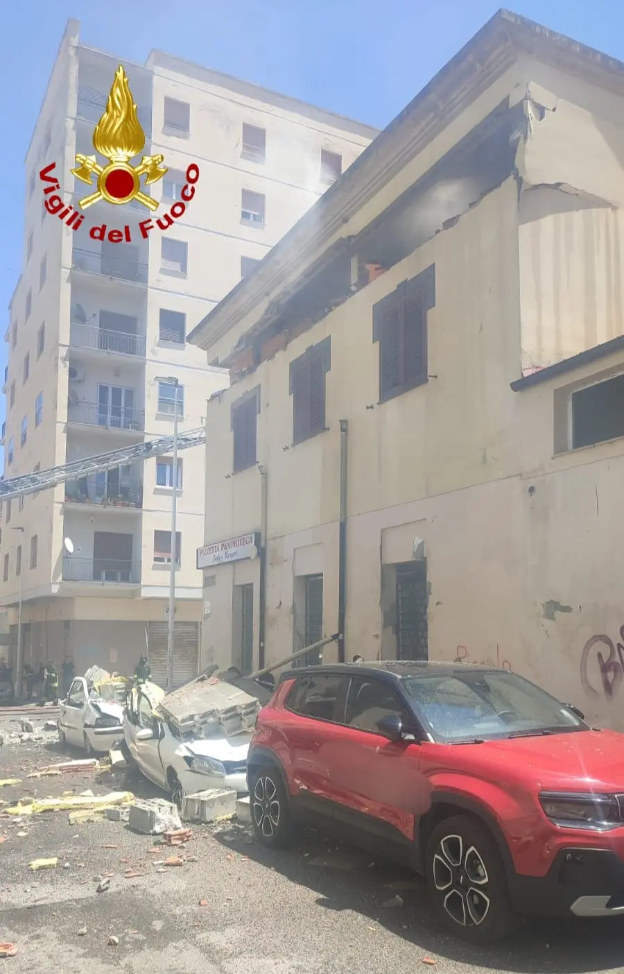 Esplosione a Sassari in palazzina, vigili del fuoco al lavoro per fuga di gas: IL VIDEO
