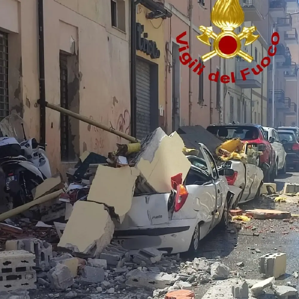 Esplosione a Sassari in palazzina, vigili del fuoco al lavoro per fuga di gas: LE IMMAGINI