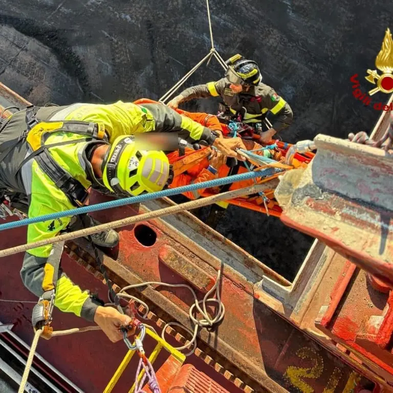 Operaio ferito soccorso dai Vigili del Fuoco dopo un incidente in nave a Portovesme