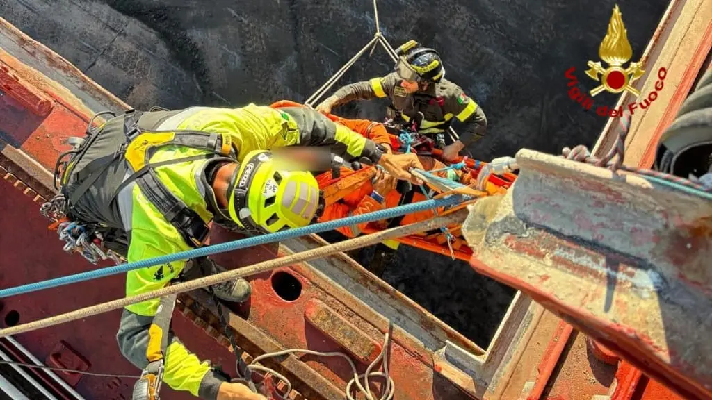 Operaio ferito soccorso dai Vigili del Fuoco dopo un incidente in nave a Portovesme