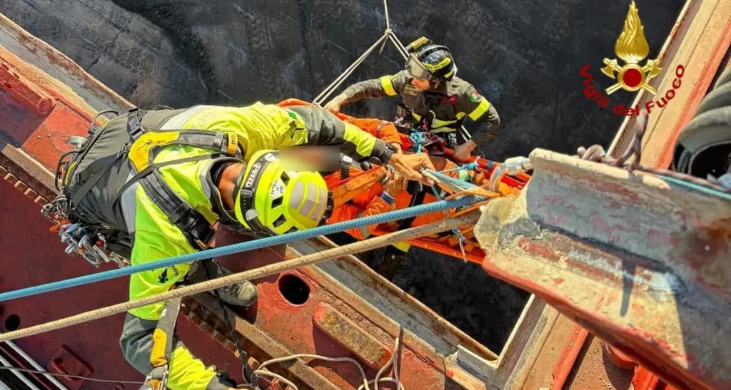 Operaio ferito soccorso dai Vigili del Fuoco dopo un incidente in nave a Portovesme