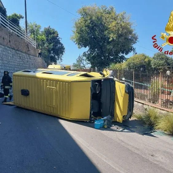 Guasto ai freni: pulmino con a bordo 21 bambini si ribalta a Palermo