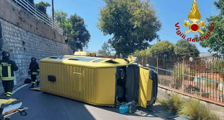 Guasto ai freni: pulmino con a bordo 21 bambini si ribalta a Palermo