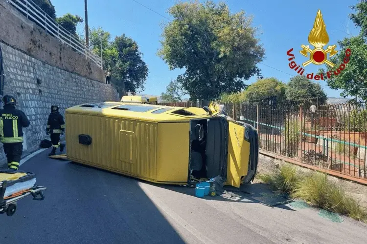 Guasto ai freni: pulmino con a bordo 21 bambini si ribalta a Palermo